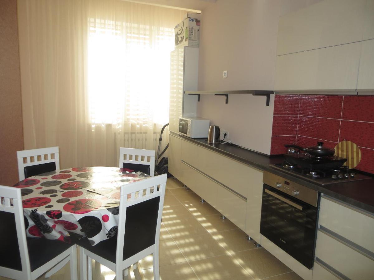 Yellow Apartment In The Center Of Бишкек Екстериор снимка