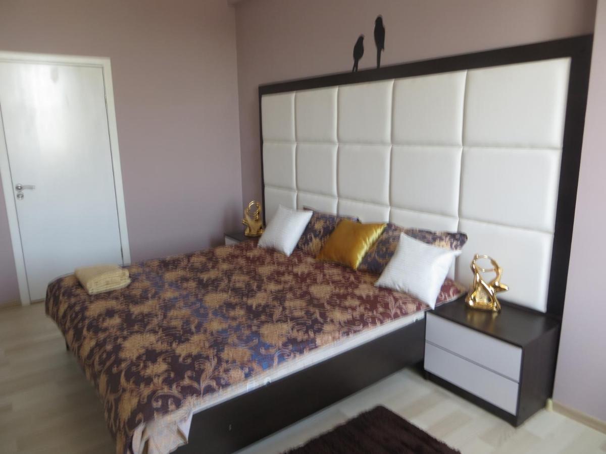Yellow Apartment In The Center Of Бишкек Екстериор снимка