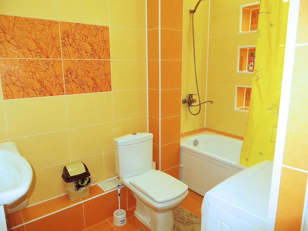 Yellow Apartment In The Center Of Бишкек Екстериор снимка