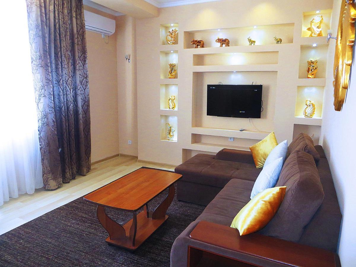 Yellow Apartment In The Center Of Бишкек Екстериор снимка