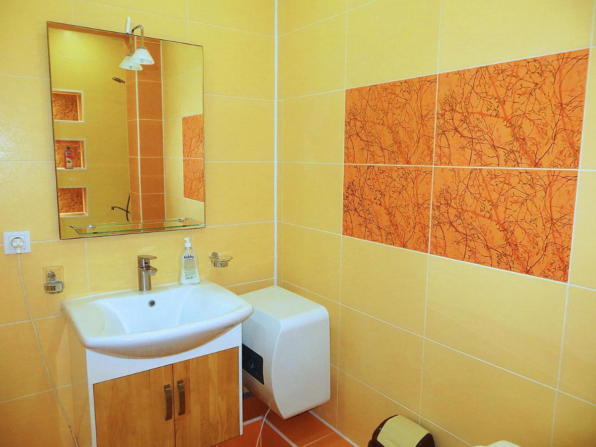 Yellow Apartment In The Center Of Бишкек Екстериор снимка