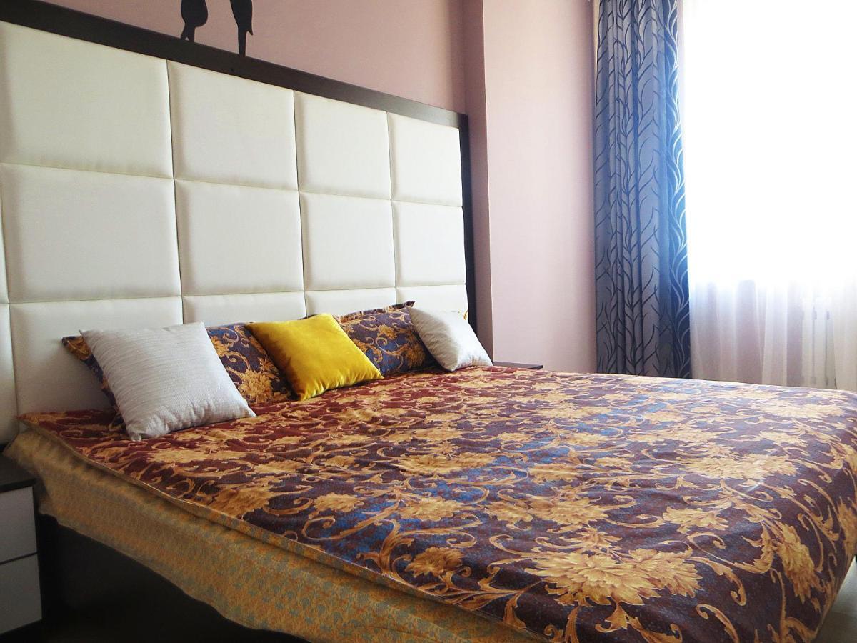 Yellow Apartment In The Center Of Бишкек Екстериор снимка