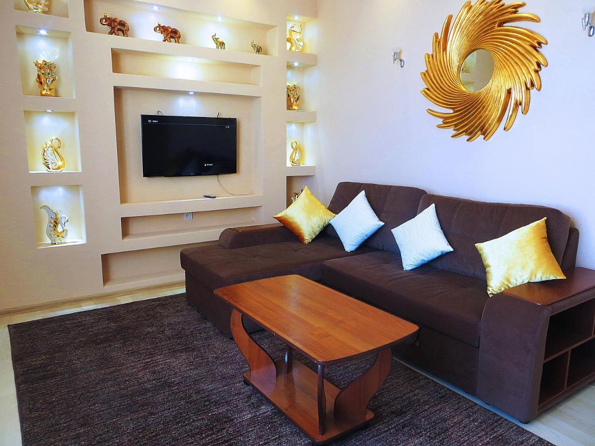Yellow Apartment In The Center Of Бишкек Екстериор снимка