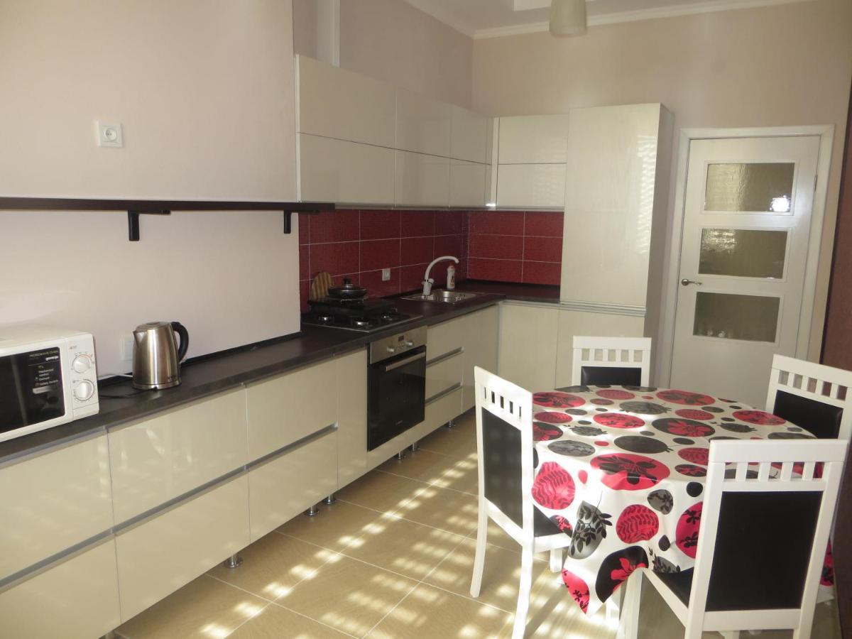 Yellow Apartment In The Center Of Бишкек Екстериор снимка